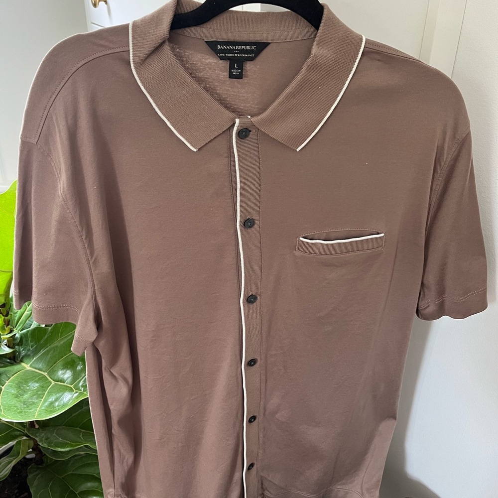 Banana Republic Men's Tan Button Down Shirt